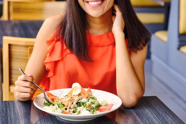 Primer plano en ensalada César comido por una chica en la cafetería — Foto de Stock