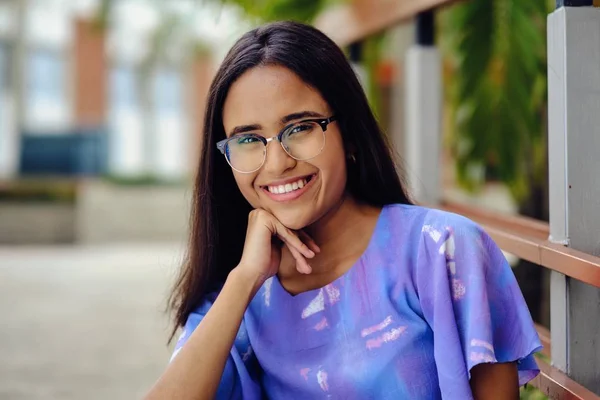 Glimlachen dominicaanse 20 jaar oud meisje outdoor campus universiteit — Stockfoto