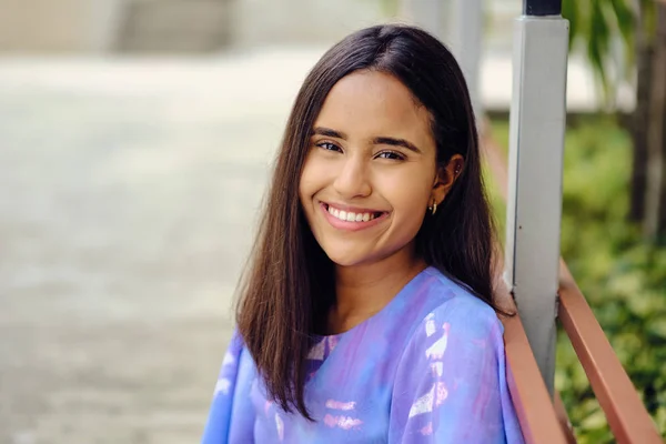 Улыбаясь доминиканке, 20-летняя девушка на открытом воздухе университета — стоковое фото