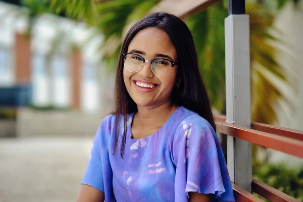 Sorrindo dominicana 20 anos de idade menina ao ar livre campus universidade — Fotografia de Stock