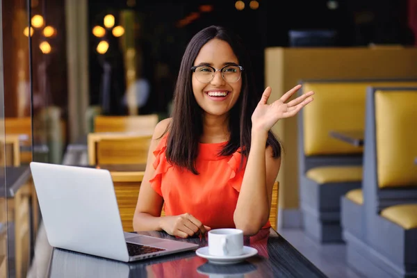 Latinamerican girl have a coffee break in a cafe — Stock Photo, Image