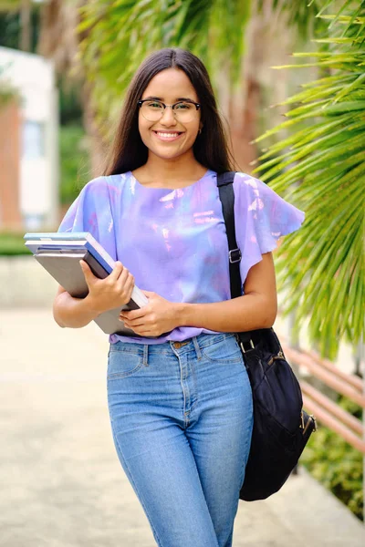 20s años estudiante sonriendo al aire libre en campus universitario — Foto de Stock