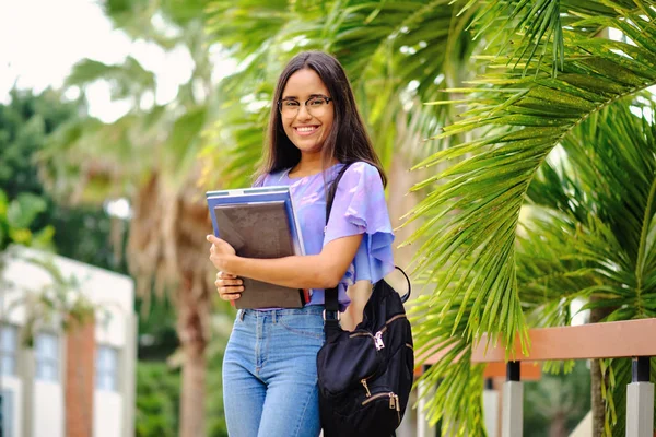 20s anos estudante sorrindo ao ar livre no campus universitário — Fotografia de Stock