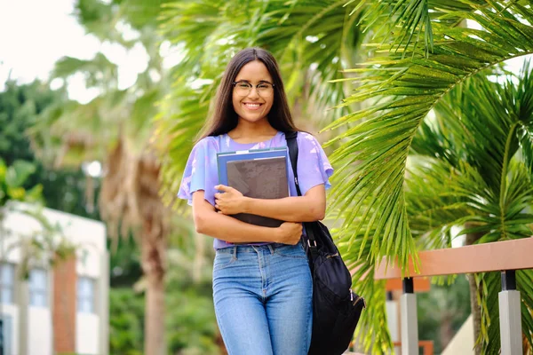 20s anos estudante sorrindo ao ar livre no campus universitário — Fotografia de Stock