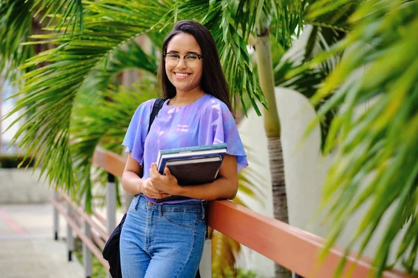 Estudiante chica sonriendo y feliz en la universidad jardín del campus — Foto de Stock