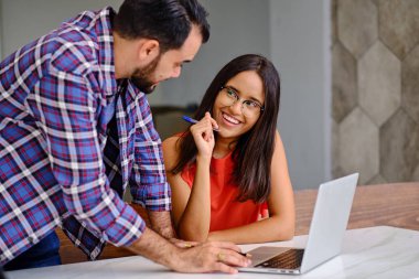 Laptop ve kafede erkek öğrencilere ders veriyor.