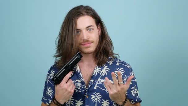 Guy long hair shoots himself on a blue background — Stock Video