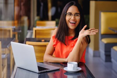 Latin Amerikalı kız bir kafede kahve molası verdi.