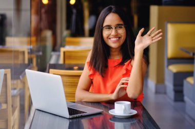 Latin Amerikalı kız bir kafede kahve molası verdi.