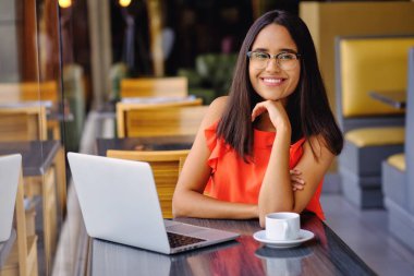 Latin Amerikalı kız bir kafede kahve molası verdi.