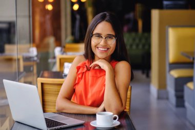 Latin Amerikalı kız bir kafede kahve molası verdi.