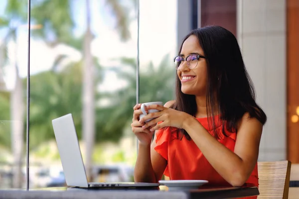 Latinamerican girl have a coffee break in a cafe — Stock Photo, Image