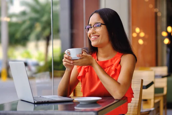 Latinamerican girl have a coffee break in a cafe — Stock Photo, Image