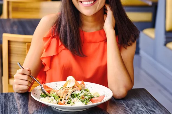 Closeup op cesar salade opgegeten door een meisje in cafe — Stockfoto