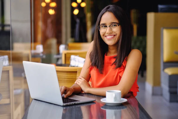 Latinamerican girl have a coffee break in a cafe — Stock Photo, Image