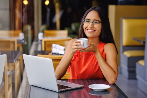 Latinamerican girl have a coffee break in a cafe — Stock Photo, Image