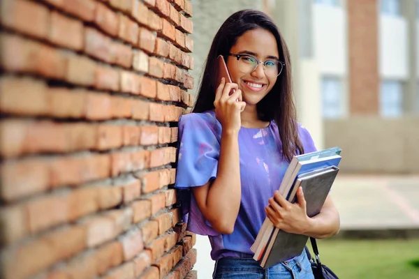 Estudante menina no jardim campus universitário falando no celular — Fotografia de Stock