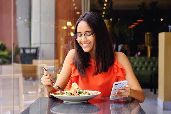 Gadis Amerika Latin makan siang di restoran — Stok Foto