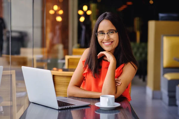 Latinamerican girl have a coffee break in a cafe — Stock Photo, Image