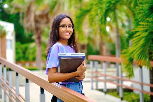 Üniversite kampüsünde gülümseyen 20 'li yaşlarda bir öğrenci