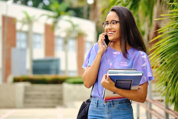 Estudante menina no jardim campus universitário falando no celular — Fotografia de Stock