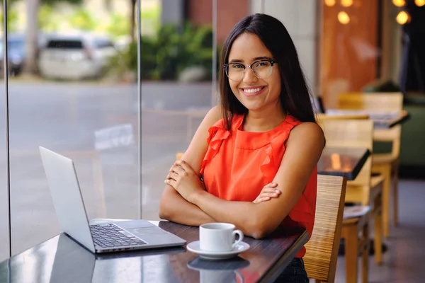 Latinamerican girl have a coffee break in a cafe — Stock Photo, Image