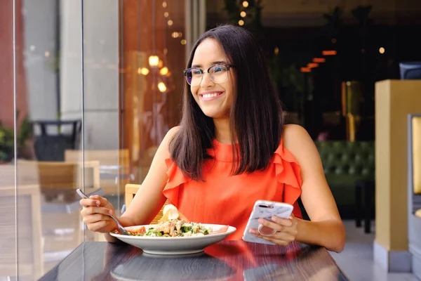 Gadis Amerika Latin makan siang di restoran — Stok Foto