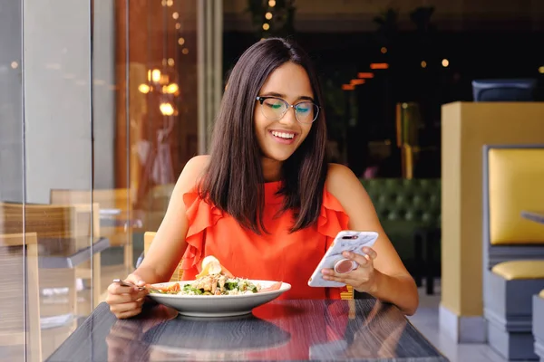 Menina latino-americana ter um almoço no restaurante — Fotografia de Stock