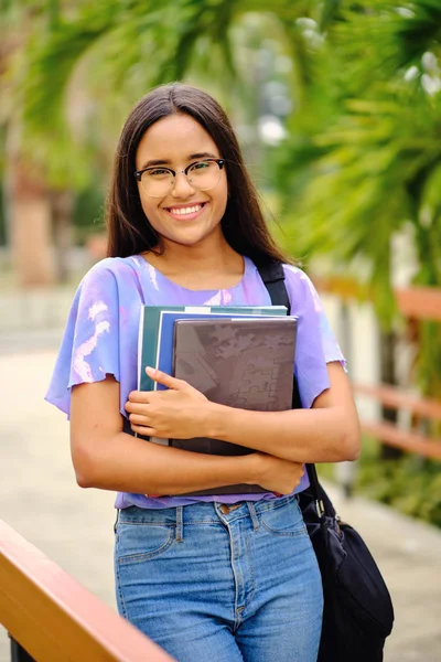 Üniversite kampüsünde gülümseyen 20 'li yaşlarda bir öğrenci