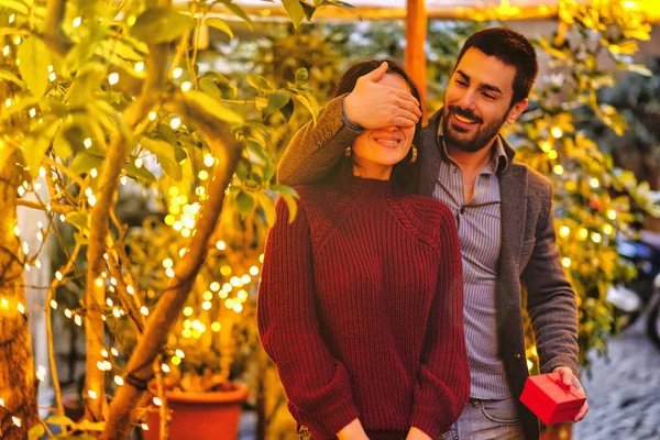  Bir adam tatil sırasında kırmızı bir hediye verir.