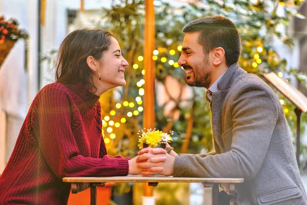 Golfçü Noel atmosferinde romantik bir çift