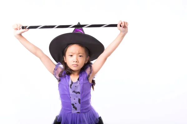 Pequeno traje de bruxa menina isolado no fundo branco, Hallowee — Fotografia de Stock