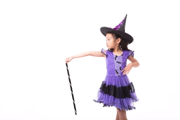 Pequena bruxa menina traje isolado no fundo branco — Fotografia de Stock