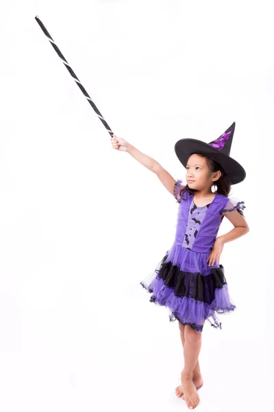 Pequena bruxa menina traje isolado no fundo branco — Fotografia de Stock