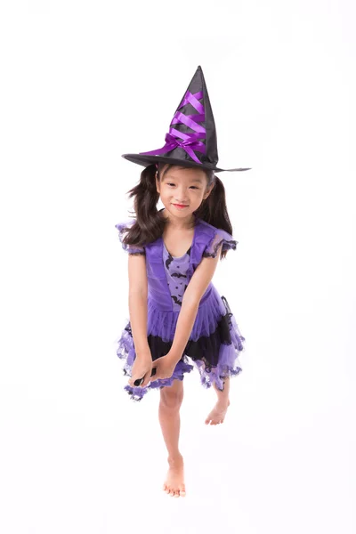Pequena bruxa menina traje isolado no fundo branco — Fotografia de Stock