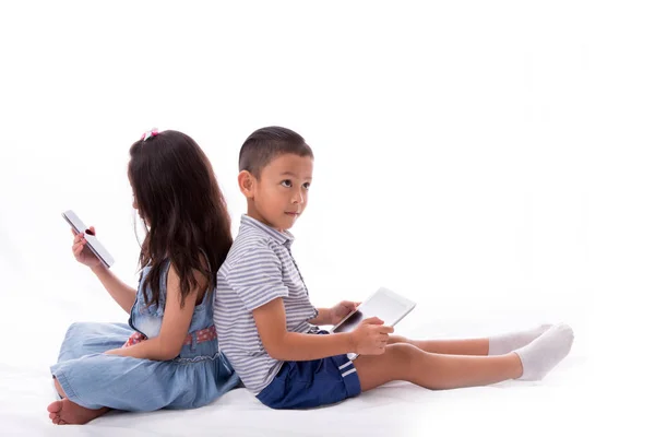 Kleine jongen en meisje geniet van spelen en leren met smartphone — Stockfoto