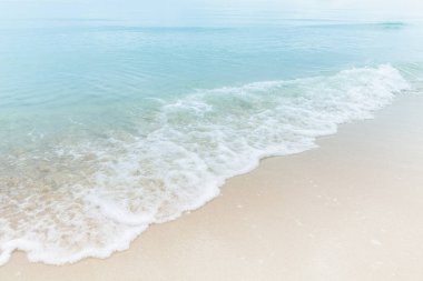 Mavi deniz su dalgaları üzerinde beyaz kum plaj, güzel mavi deniz plaj beyaz kum, güzel mavi okyanus plaj ile yakından atış, temiz beach Tayland mavi deniz ile yakından