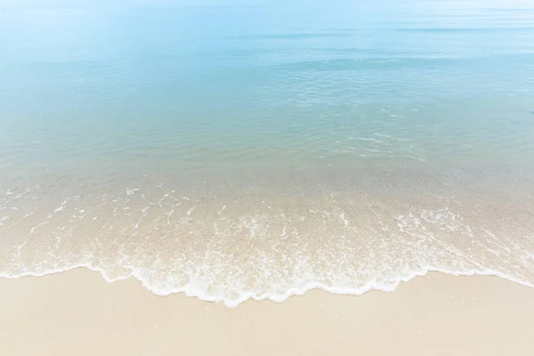 Nära upp blå havet vattenvågor på vit sandstrand, vackra blå havet stranden med vit sand, vackra blå havet stranden nära upp skott, ren strand med blå havet i Thailand — Stockfoto