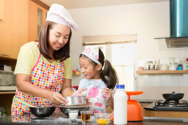 Família asiática gosta de fazer panqueca na cozinha Fotografia De Stock
