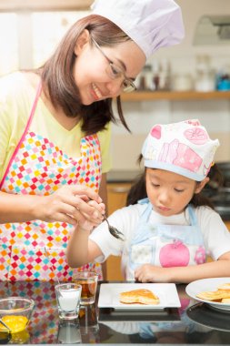 Anne ve kızı mutfakta gözleme yapma keyfini