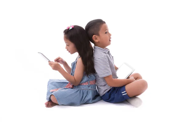 Kleine jongen en meisje geniet van spelen en leren met smartphone o — Stockfoto