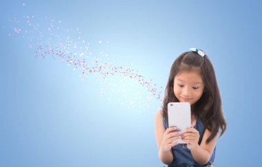 Holding ve akıllı telefon etkisi grafik kar tanesi akışı ile akıllı telefon üzerinde mavi radyal degrade arka plan izole bir bakıyorum küçük kız