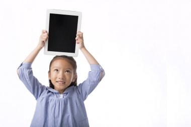 Gülümseyen ve bilgisayar tablet ekranında gösterilen küçük Asyalı kız izole beyaz zemin üzerine, iletişim ve online Internet öğrenme kavramı