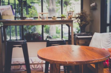 Yuvarlak ahşap masa vintage tarzı oda dekorasyonu. 