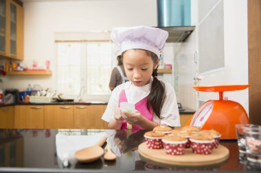 Asya anne ve kızı gerçek hayatta Ekmek pasta yapma keyfini 