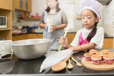 Asya anne ve kızı gerçek hayatta Ekmek pasta yapma keyfini 
