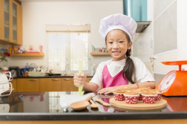 Asya anne ve kızı gerçek hayatta Ekmek pasta yapma keyfini 