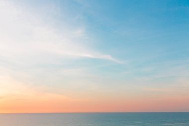 Pastel renkli gökyüzü, sakin ve dinlenme kavramı ile deniz manzarası