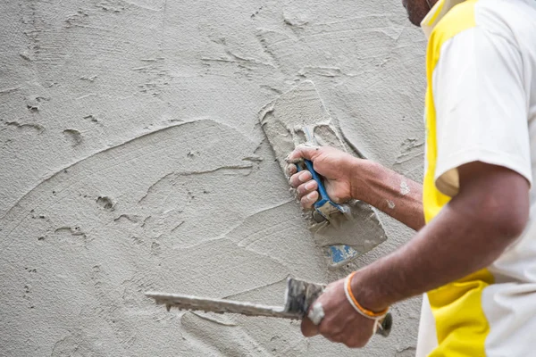 Construction mason plastering the concrete to build wall — Stock Photo, Image