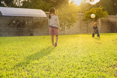 Çim alan veya arka planda top oynayan çocuklar ile çayır